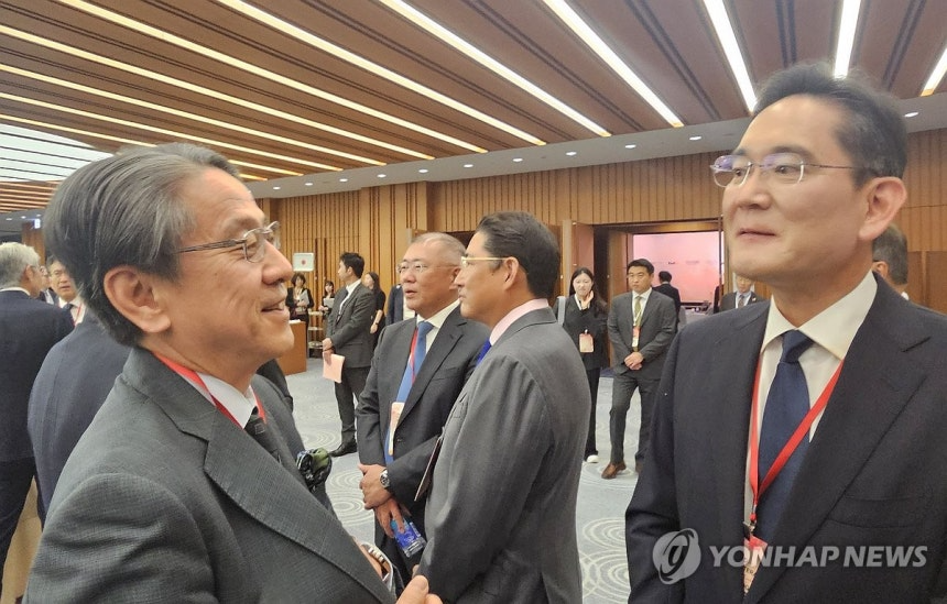 이재용 삼성전자 회장(오른쪽부터), 조현준 효성그룹 회장, 정의선 현대차그룹 회장이 15일 일본 도쿄 게이단렌(經團連·일본경제단체연합회) 회관에서 열린 한미일 경제대화에 참석해 이야기를 나누고 있다.