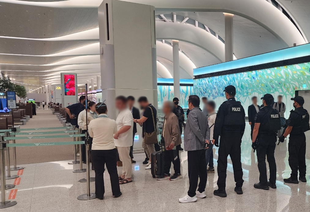 인천공항경찰대 직원들이 캄보디아행 비행 티켓발권자를 대상으로 심도있는 불심검문을 실시하고 있다.