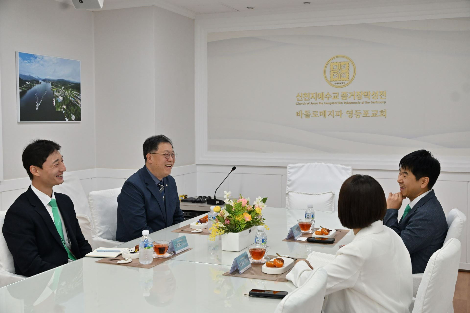 지난 20일 영등포교회 대회의실에서 정노 헌혈개발팀장과 위아원 관계자들이 헌혈 캠페인 성과를 공유하며 차담을 나누고 있다. (청년자원봉사단 위아원 서울경기서부지부지부 제공)