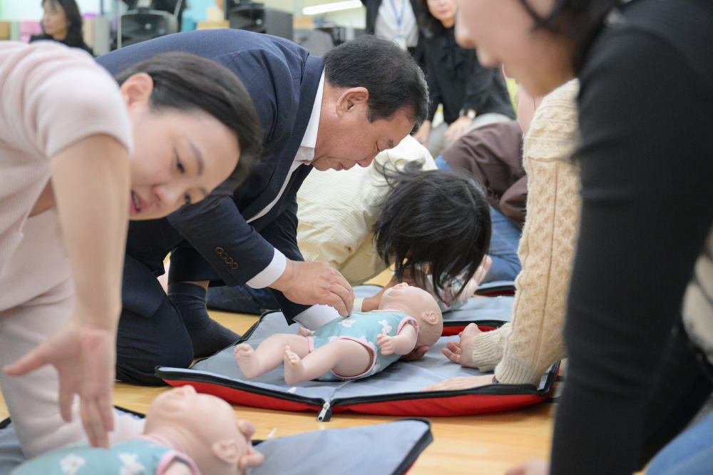최민호 세종시장, 학부모와 함께 심폐소생술 재숙지…'아이 안전, 모두의 책임'