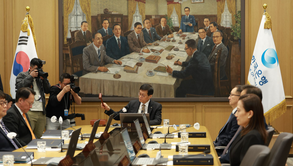 (종합) 이창용 "금융안정에 좀더 포커스...인하 속도와 폭 천천히 가져갈 것으로 기대"