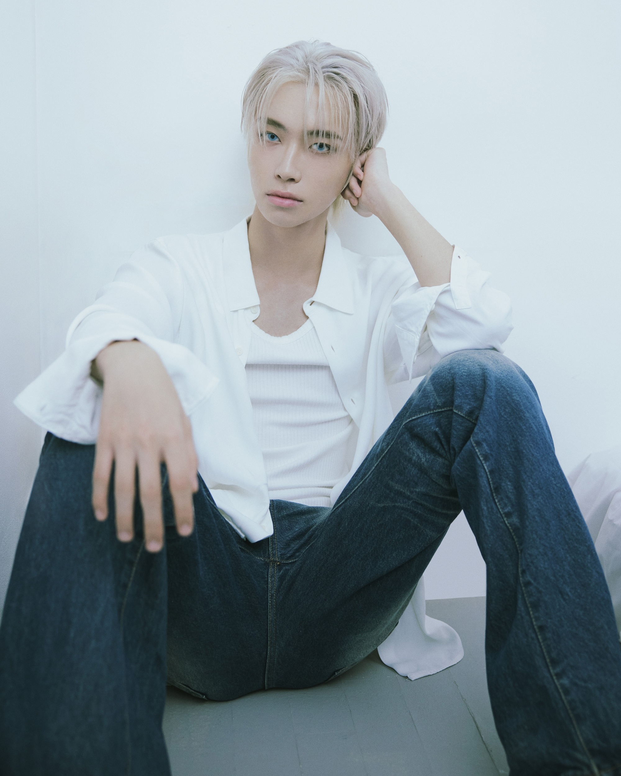 뉴비트 조윤후, 미니 1집 개인 콘셉트 포토+티저 영상 공개…'낮과 밤' 반전 매력