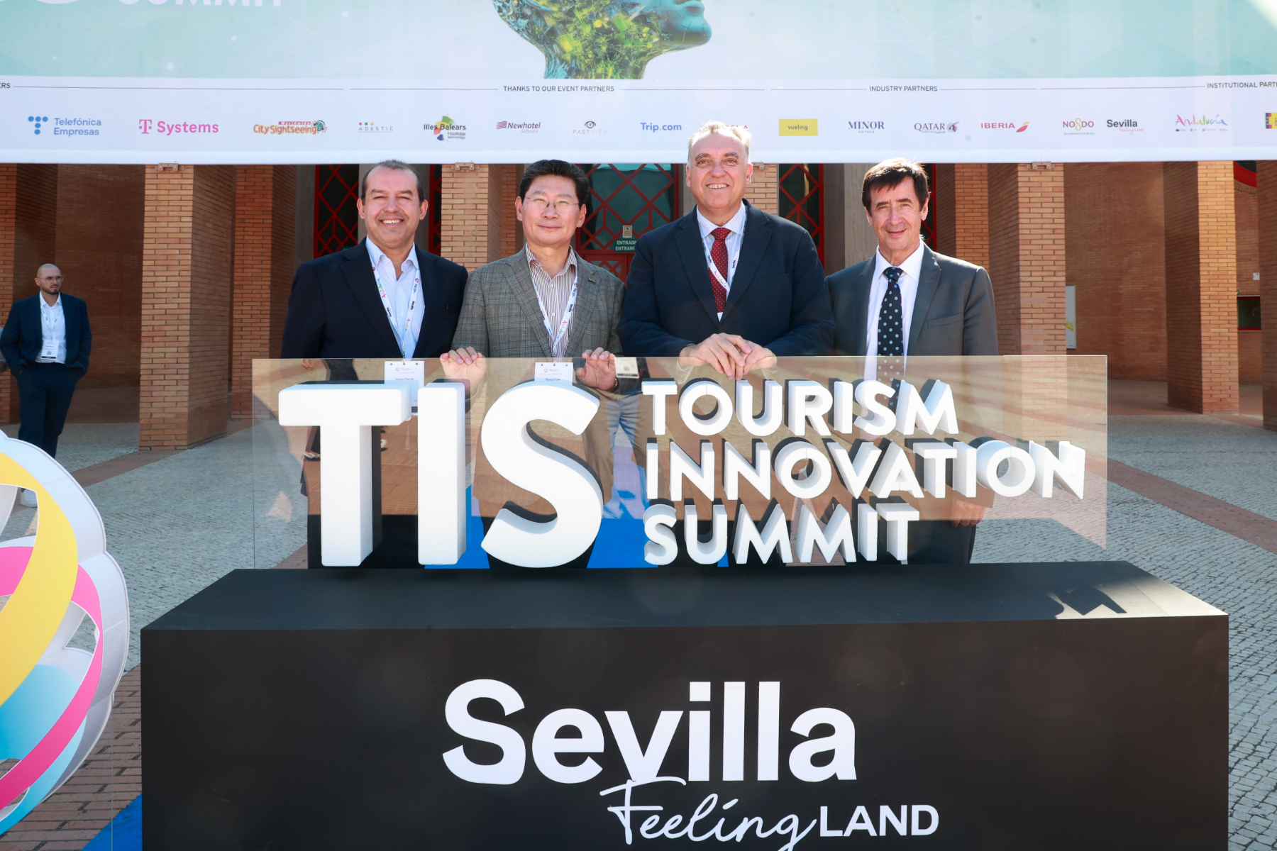 스페인 세비야 피베스에서 TIS 2025 폐막식 후 기념사진