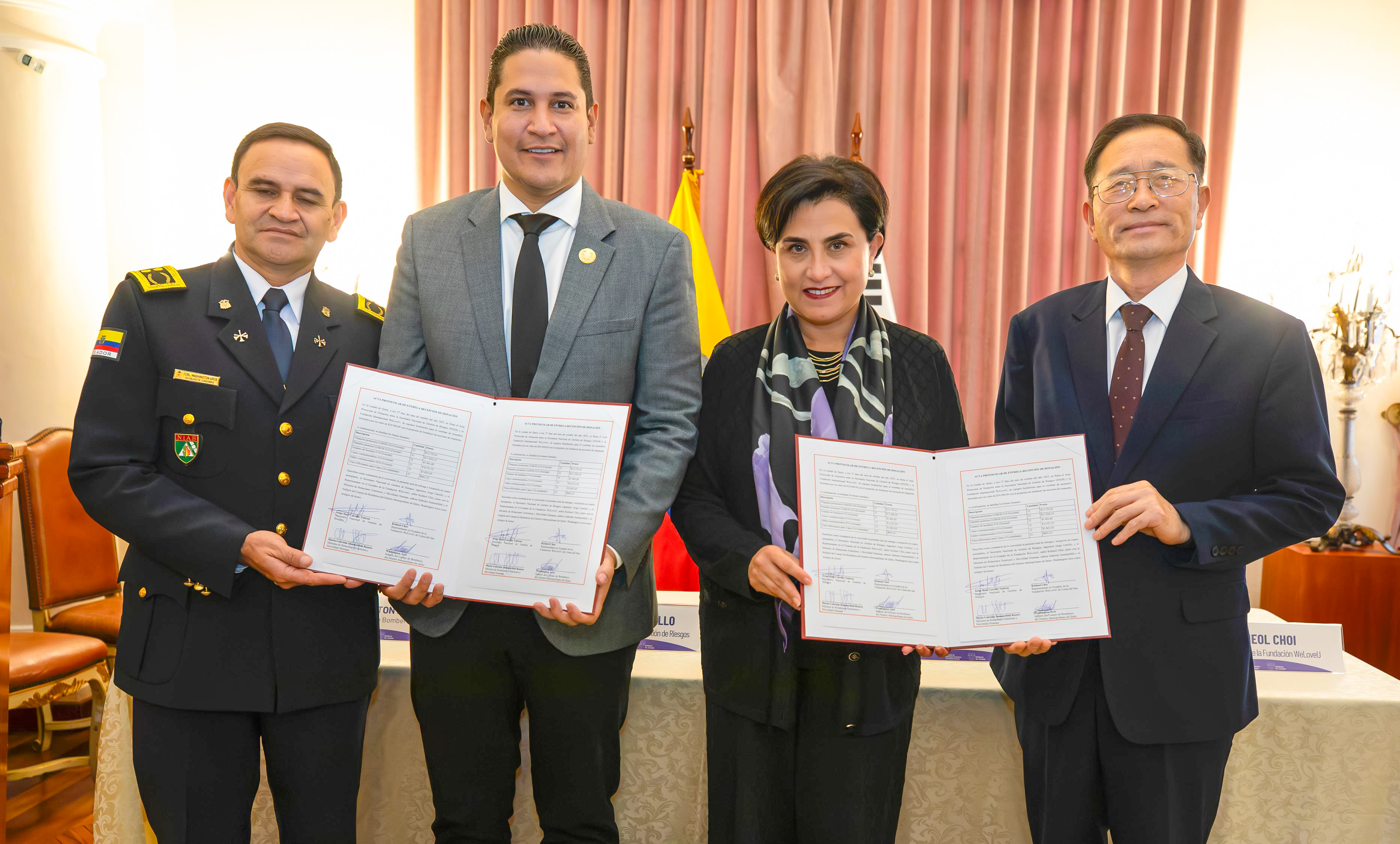 27일(현지시각) 에콰도르 피친차주 키토 외교부 청사 내 강당에서 열린 위러브유 소방 장비 기증식. 참석자들이 기증서를 들고 기념촬영을 하고 있다. 왼쪽부터 워싱턴 볼리바르 아르세 로드리게스 키토 소방청 부청장, 호르헤 카리요 투티벤 국가재난관리처장, 마리아 가브리엘라 소메르펠드 로세로 외교부 장관, 최기철 위러브유 에콰도르 키토 지부장.