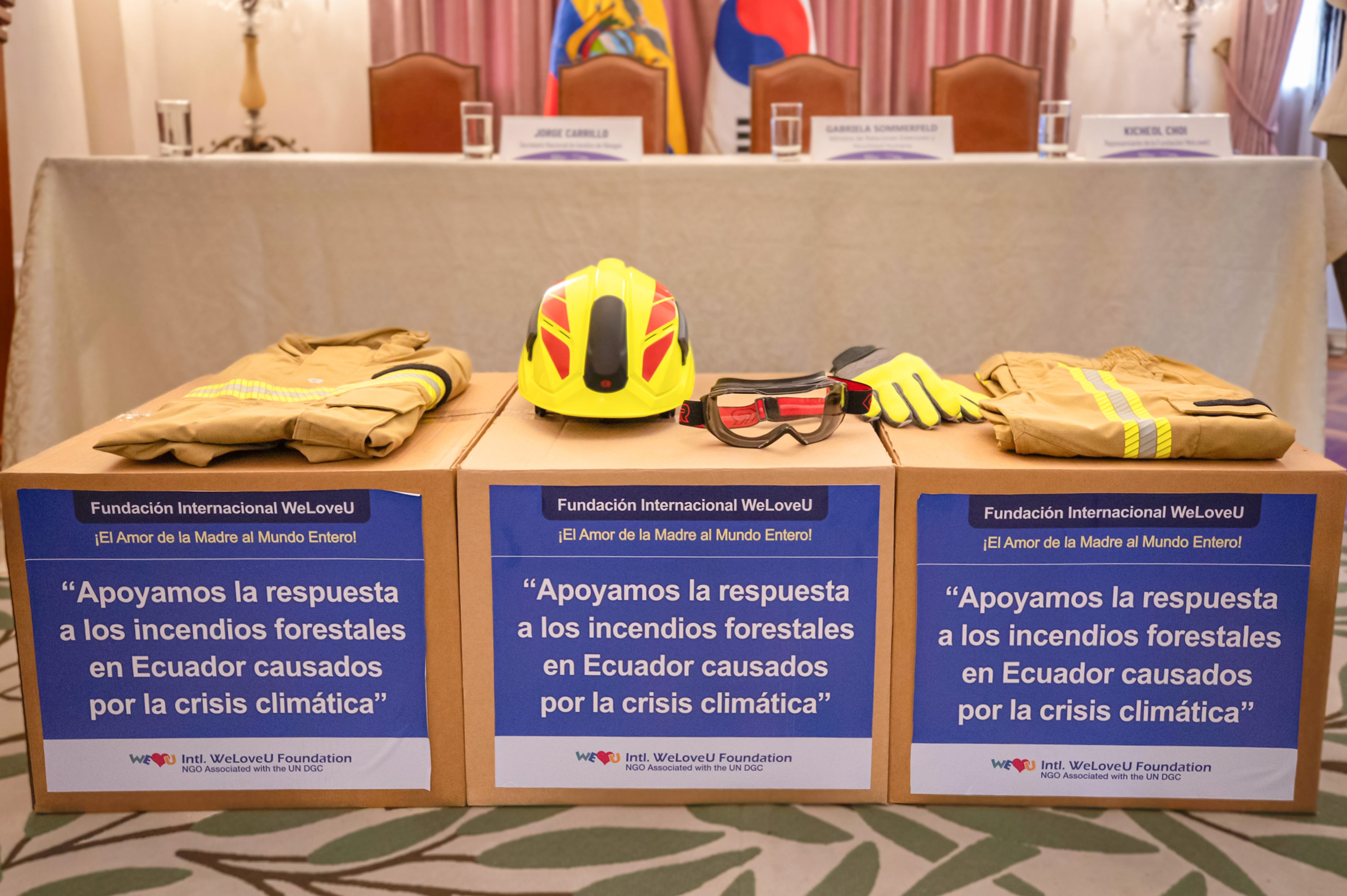 위러브유가 에콰도르 국가재난관리처에 소방용 안전헬멧·보호안경·방열복·방화장갑 등 소방 장비(5000만 원 상당)를 지원했다.
