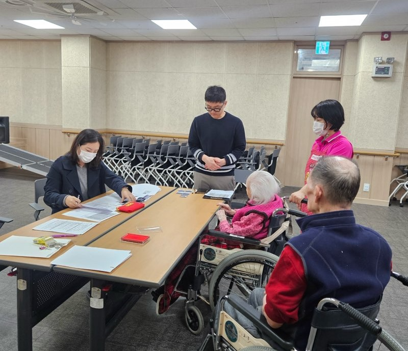 거동이 불편한 어르신들 찾아가 민생회복 소비쿠폰 신청