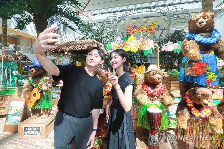 더현대서울 실내정원 사운즈 포레스트에서 하와이의 마우이섬을 콘셉트로 이색적인 공간 연출