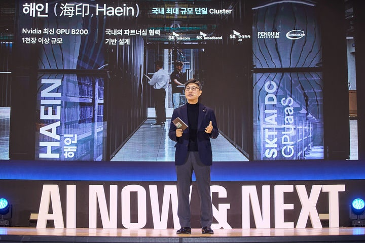 정재헌 SKT CEO가 3일 열린 ‘SK AI Summit 2025’에서 기조 발표를 했다. (사진=SKT 제공)