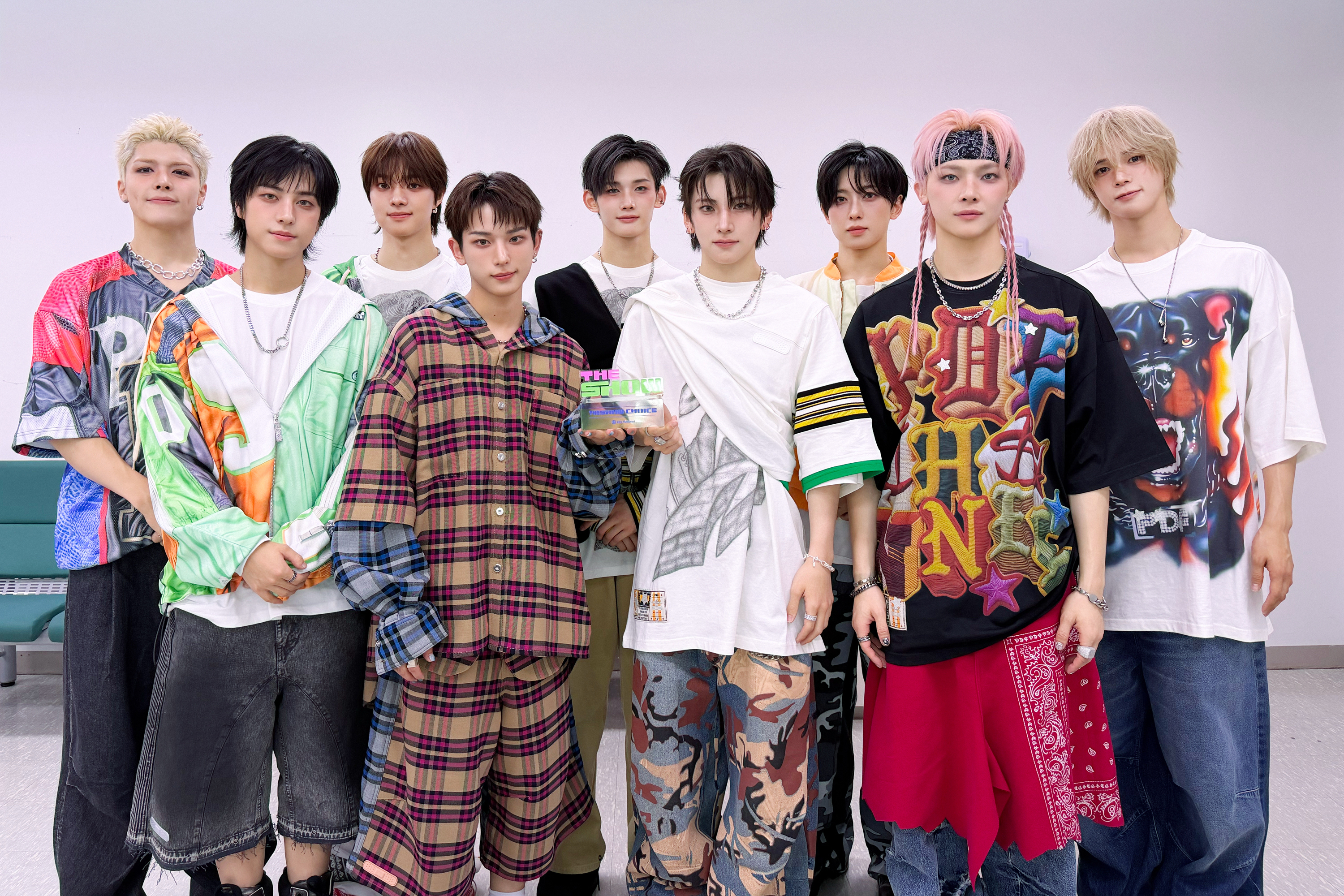 ‘더쇼’ &TEAM, 韓 음악방송 첫 1위…K-팝 본진서 맹활약