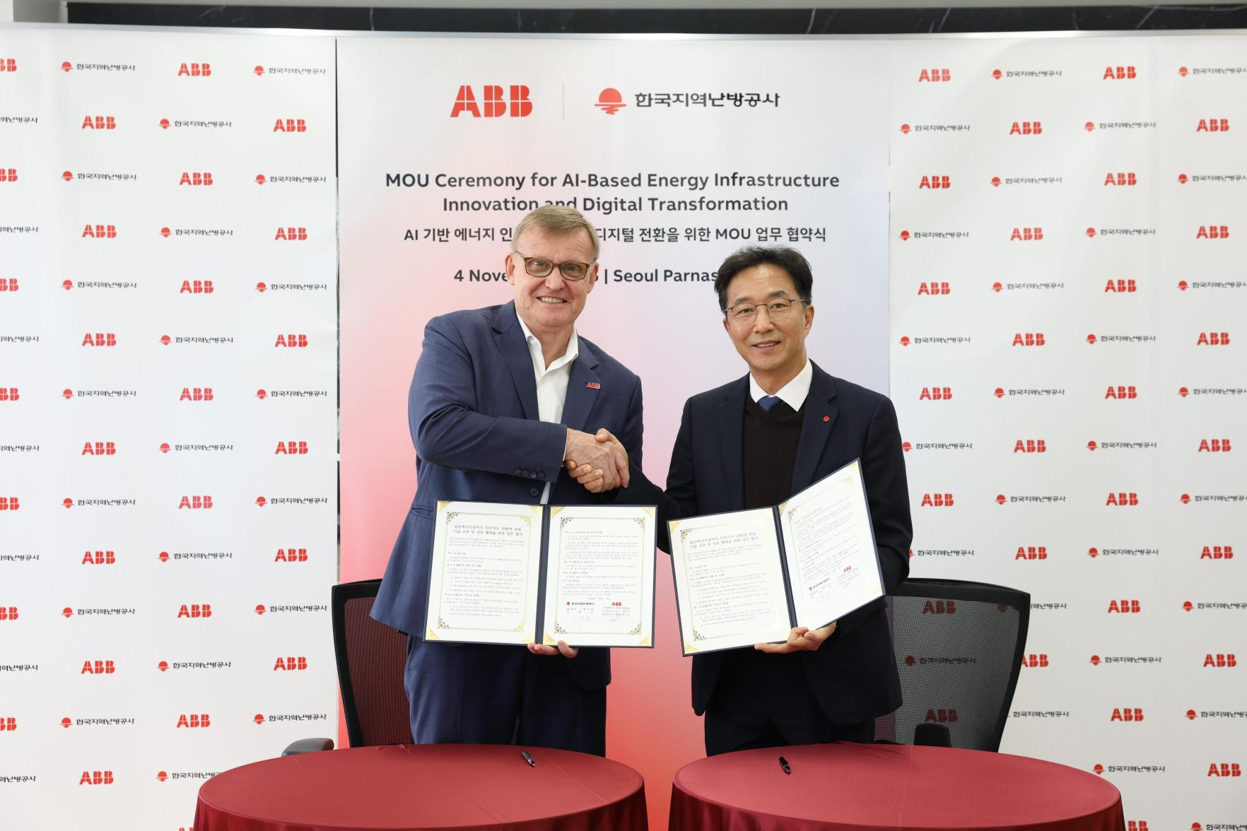 한국지역난방공사 김학균 플랜트기술처장(오른쪽)과 ABB社 앤더스 마테센 아시아 총괄대표(왼쪽)가 업무협약 체결