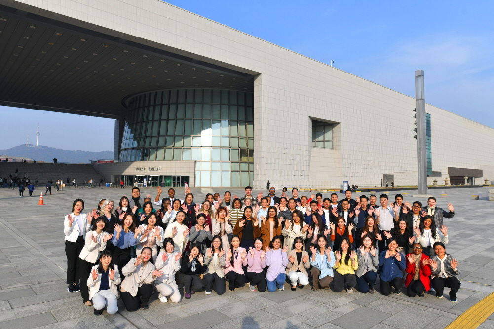 20개국에서 방한한 하나님의 교회 83차 해외성도방문단이 한국의 가을 정취 속에 국립중앙박물관을 탐방했다.
