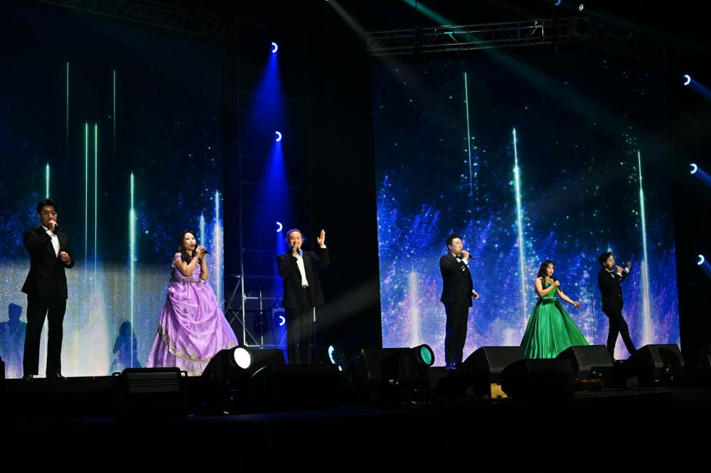 남성 성악 앙상블 라클라쎄와 소프라노 강민성·정찬희가 2부 사랑의 콘서트에서 '푸니쿨리 푸니쿨라' '축배의 노래'를 부르며 완벽한 하모니로 감동을 전했다.