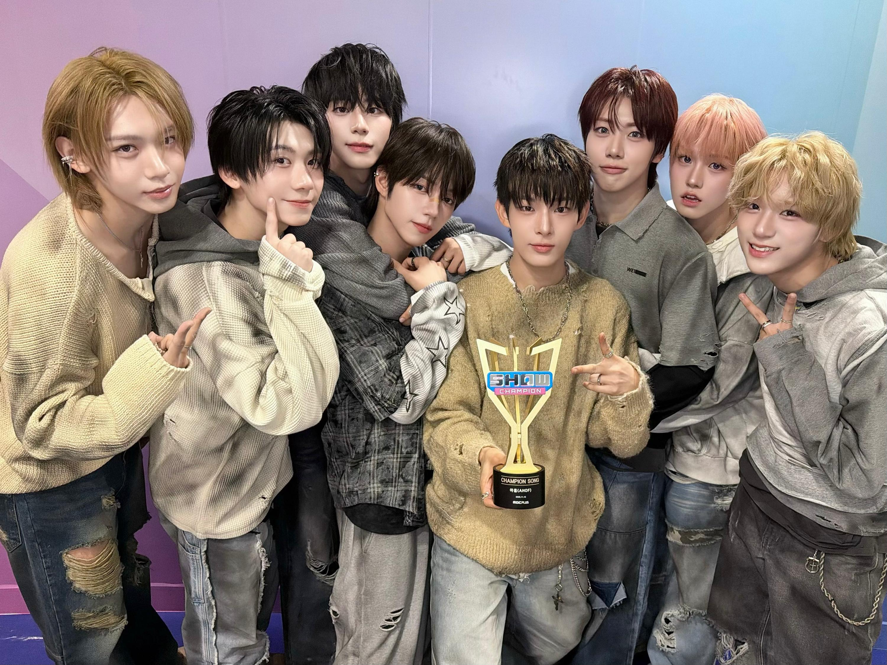 아홉, 본격 음악방송 트로피 사냥⋯'더쇼'→'쇼! 챔피언' 연달아 1위 차지