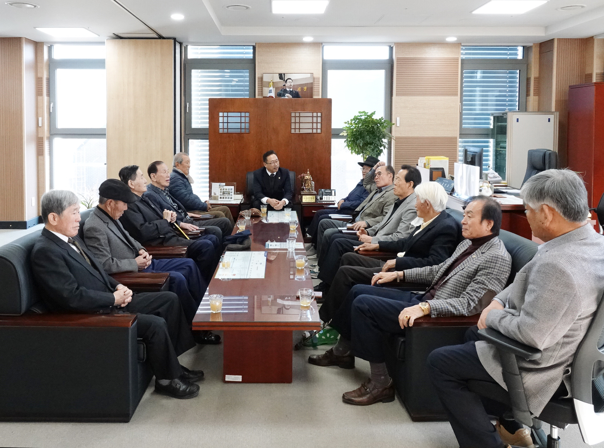 아산시의회는 14일 의정동우회 회원들과 의장실에서 간담회를 갖고 지역 현안과의정 발전 방안을 논의했다. (아산시의회 제공)