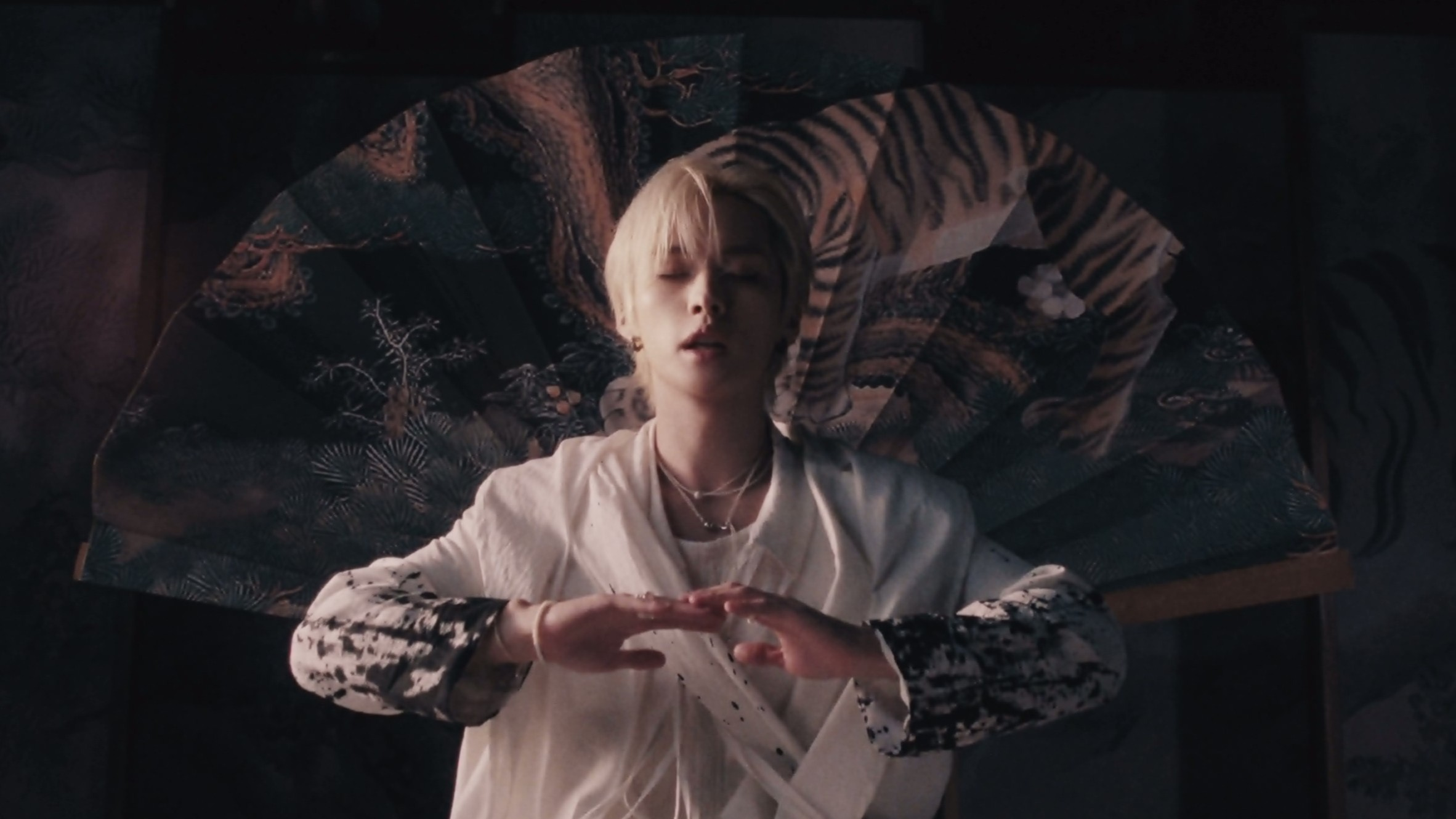 스트레이 키즈, 신곡 '신선놀음' 뮤비 티저 공개…신나는 음악판 벌인 8인 전우치 등장