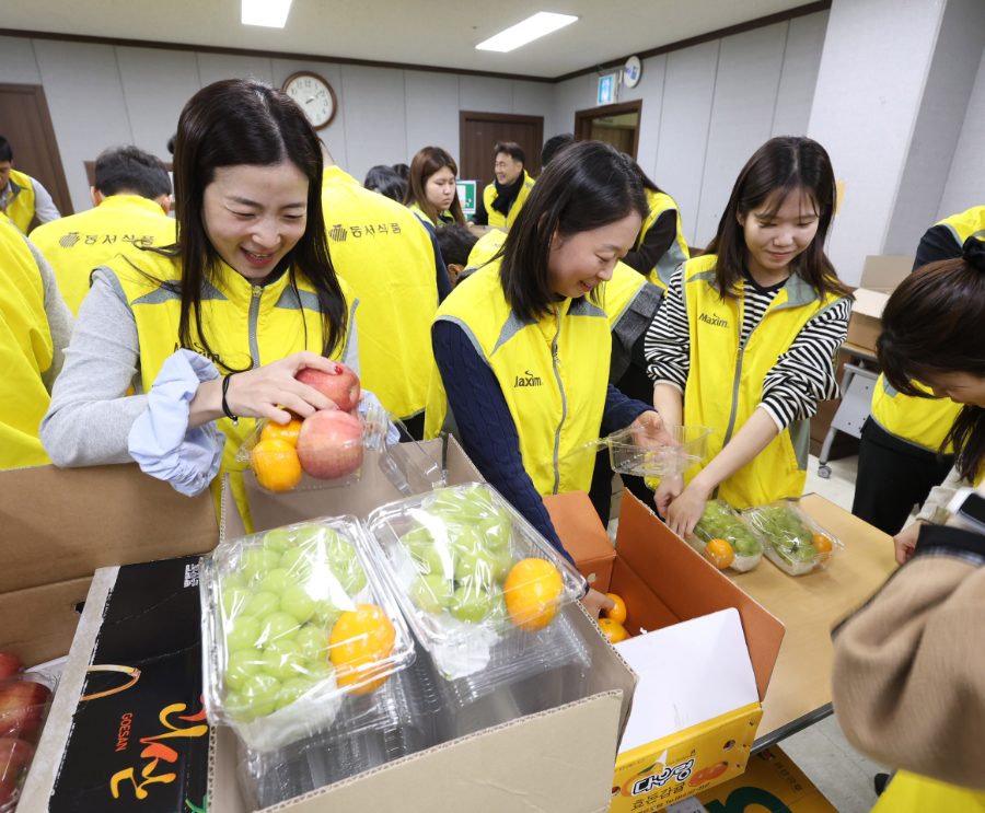 동서식품이 지난 17일 서울시 강서구 가양7종합사회복지관에서 독거어르신을 위한 생활지원 봉사활동을 진행했다.