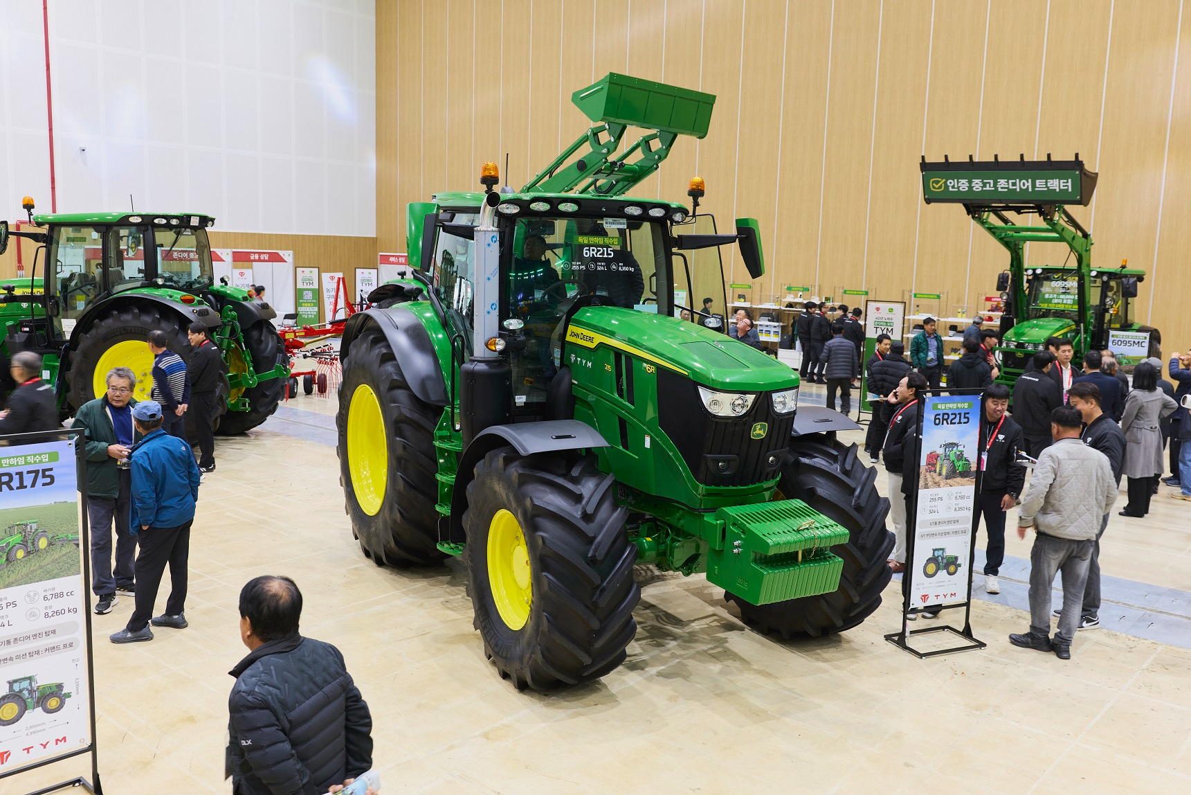 존디어 6R 시리즈 등 존디어 전 라인업 전시 (사진제공: TYM)