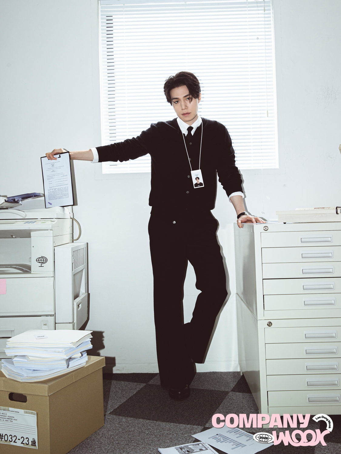 이동욱, 2026 시즌 그리팅 ‘COMPANY WOOK’ 콘셉트 포토 공개…‘K-직장인’으로 변신