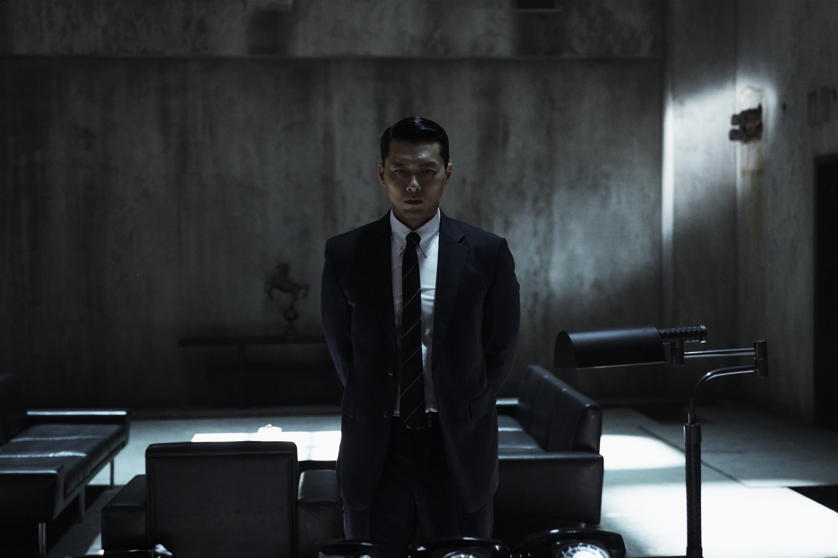 ‘메이드 인 코리아’ 현빈, 부와 권력을 향한 야망을 불태우는 새로운 얼굴…백기태 캐릭터 스틸 공개