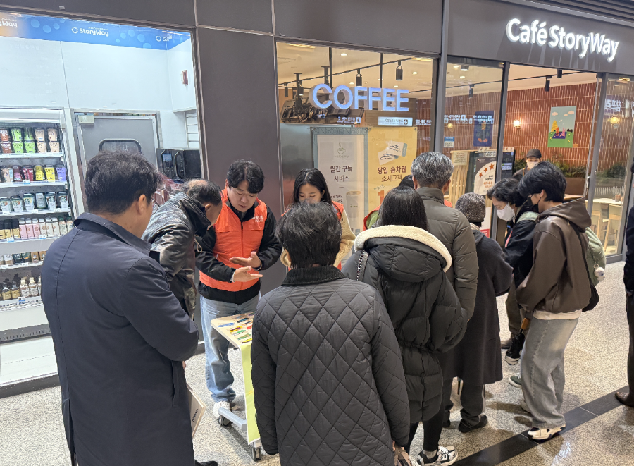 ▲ 코레일유통 호남본부가 버려진 병뚜껑으로 만든 ‘치약짜개’를 익산역에서 나눠주고 있다.