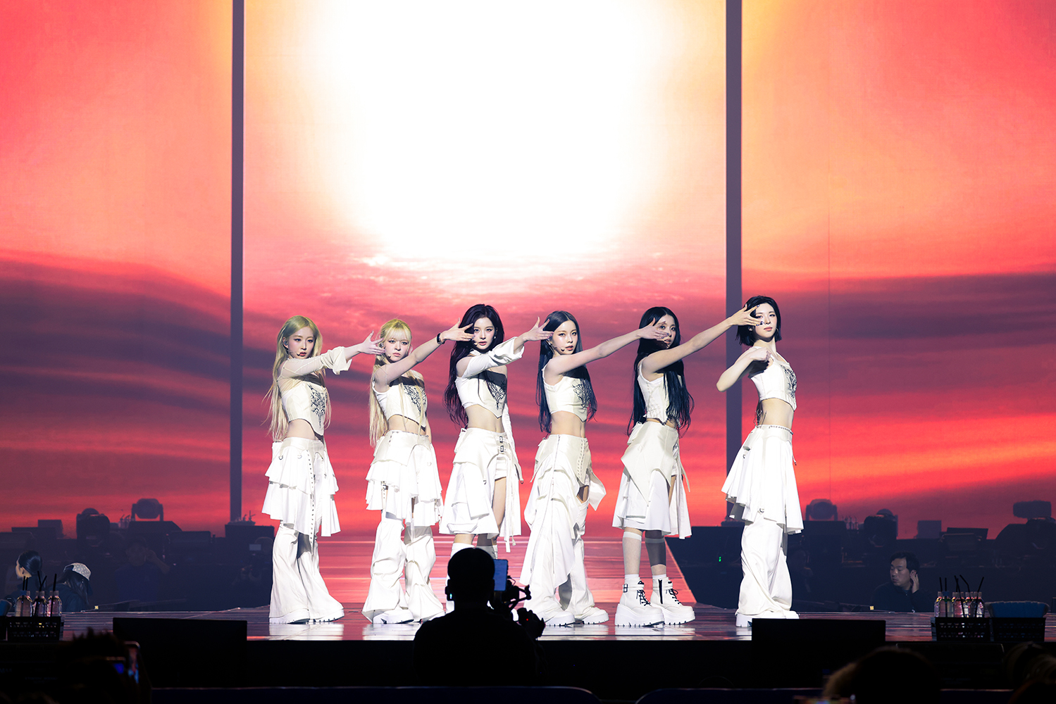 NMIXX, ‘육각형 걸그룹’의 존재감 알린 무대 퍼레이드…라이브 밴드 사운드 위 ‘파워 보컬+퍼포먼스’