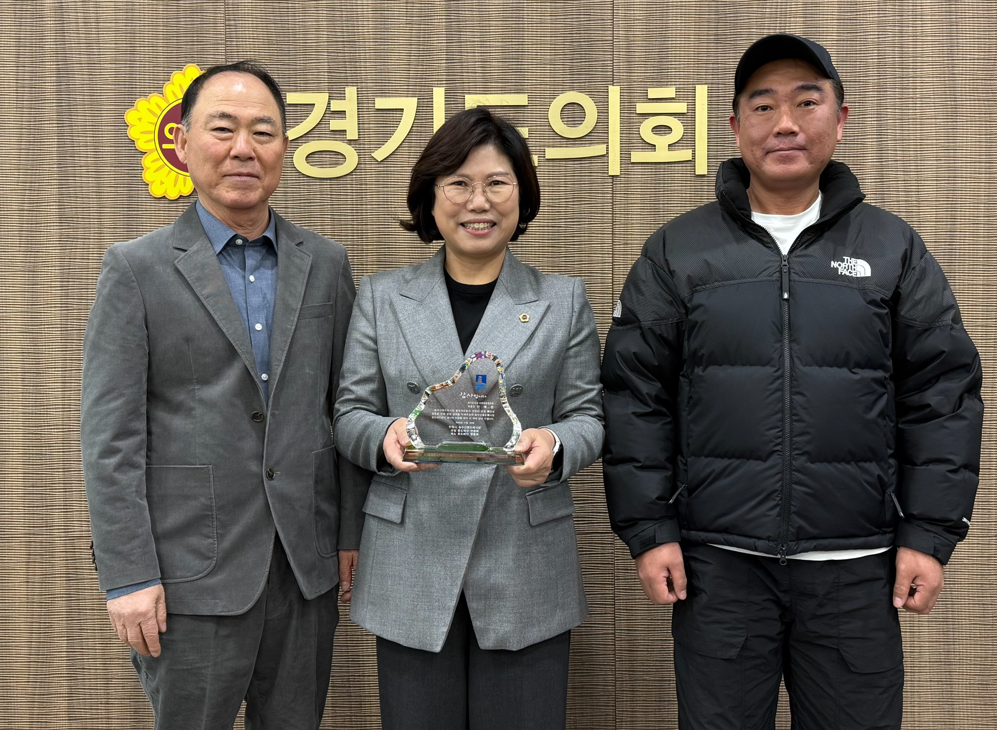 이애형 경기도의원,수원시 농수산물도매시장에서 감사패 수여 (경기도의회 제공)