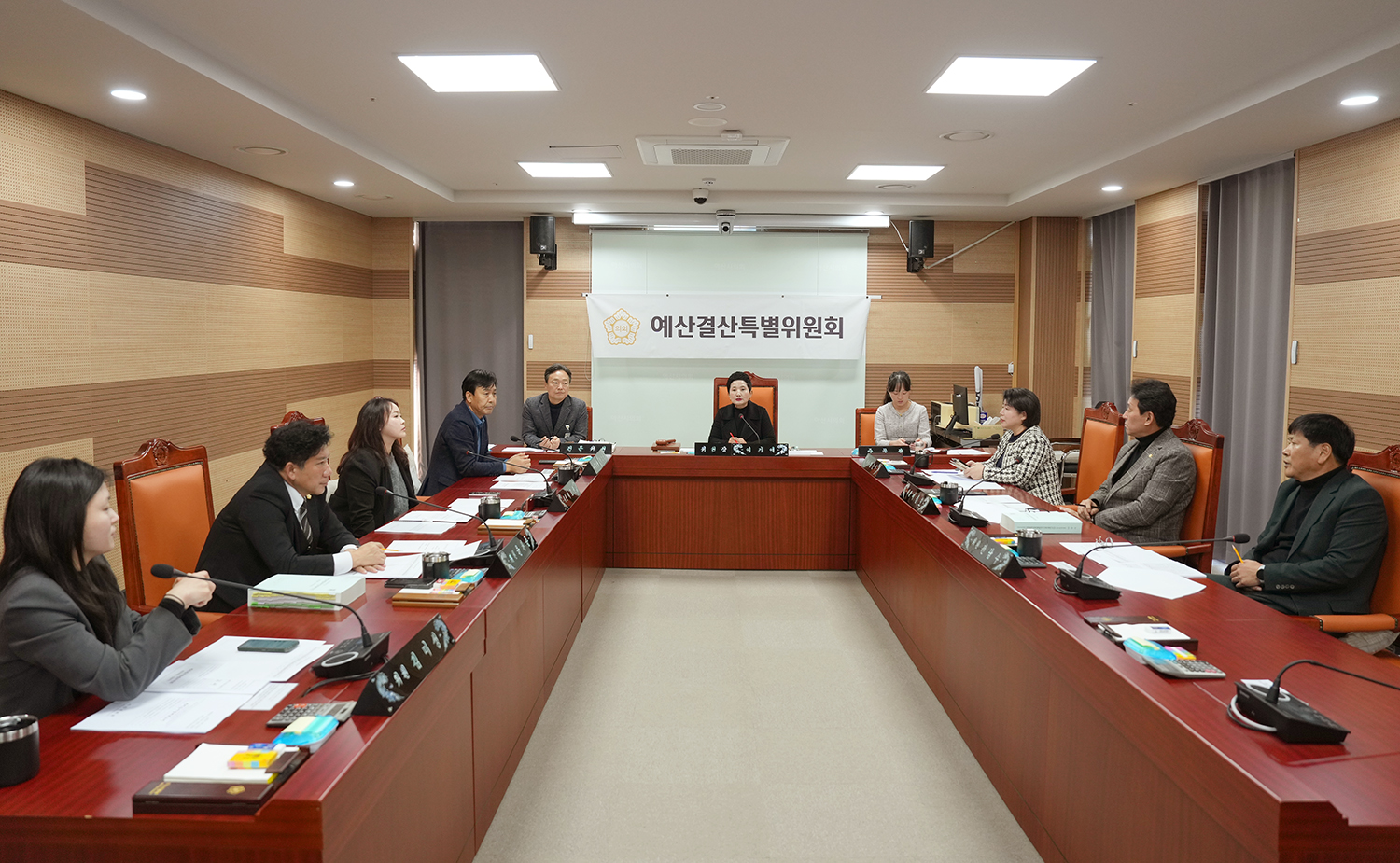 아산시의회 예결위, 2025년 제3회 추경예산안 심사 모습 (아산시의회 제공)