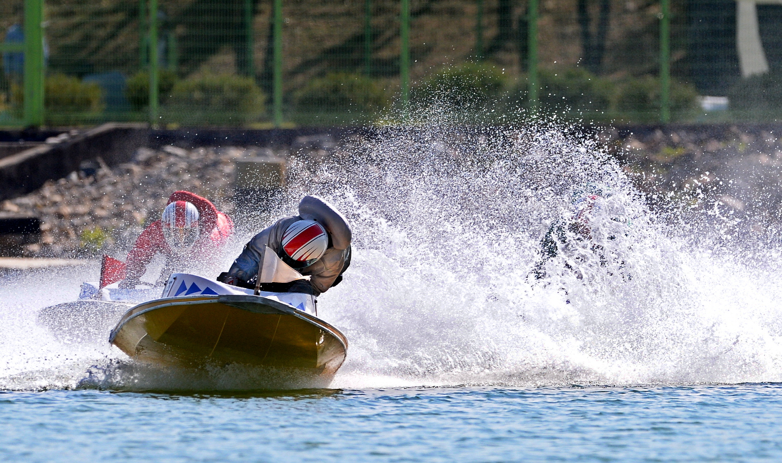 미사경정장에서 출전 선수들이 턴마크를 돌며 경합을 펼치고 있다
