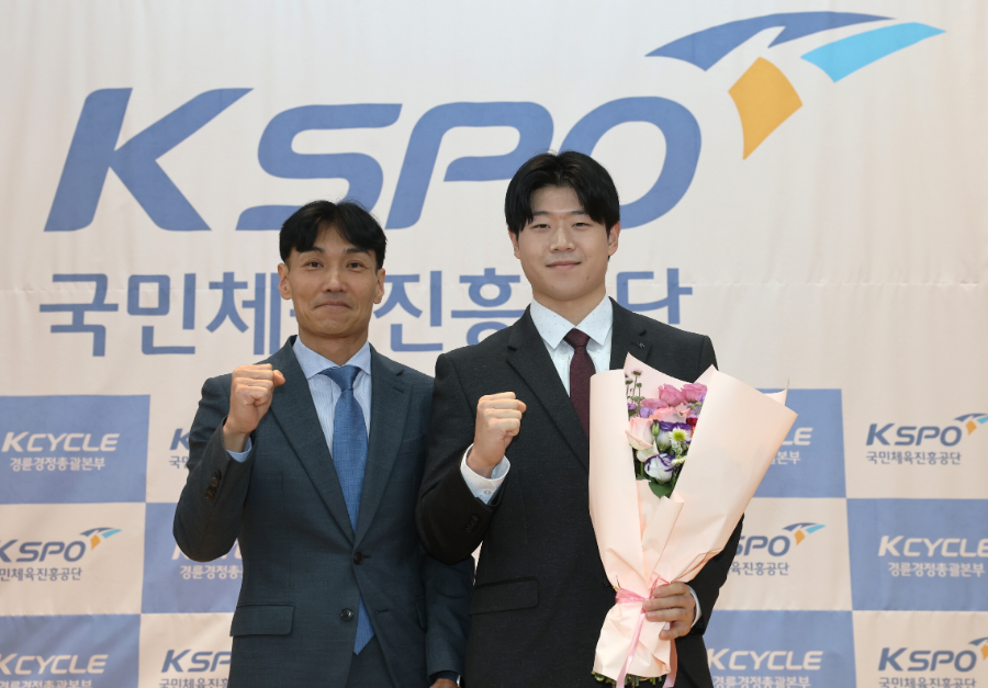 최우수상을 받은 윤명호(오른쪽)가 신현광 경륜경주실장과 기념사진을 촬영하고 있다.