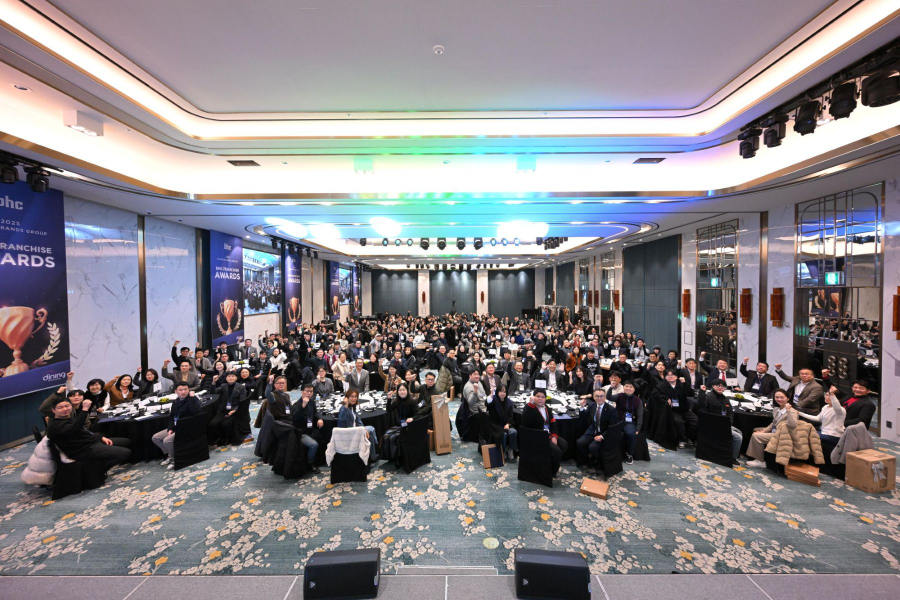 bhc, 2025 bhc 프랜차이즈 어워드에서 기념 단체사진 촬영을 진행하고 있다.