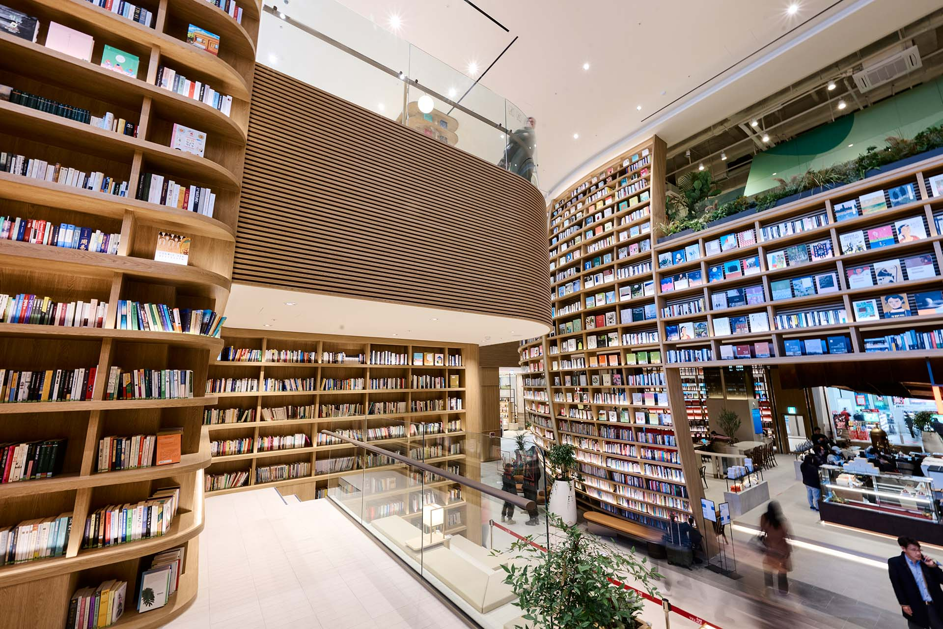 스타필드 빌리지 운정 1층과 2층 ‘북스테어’와 ‘센트럴 파드’ 일대.