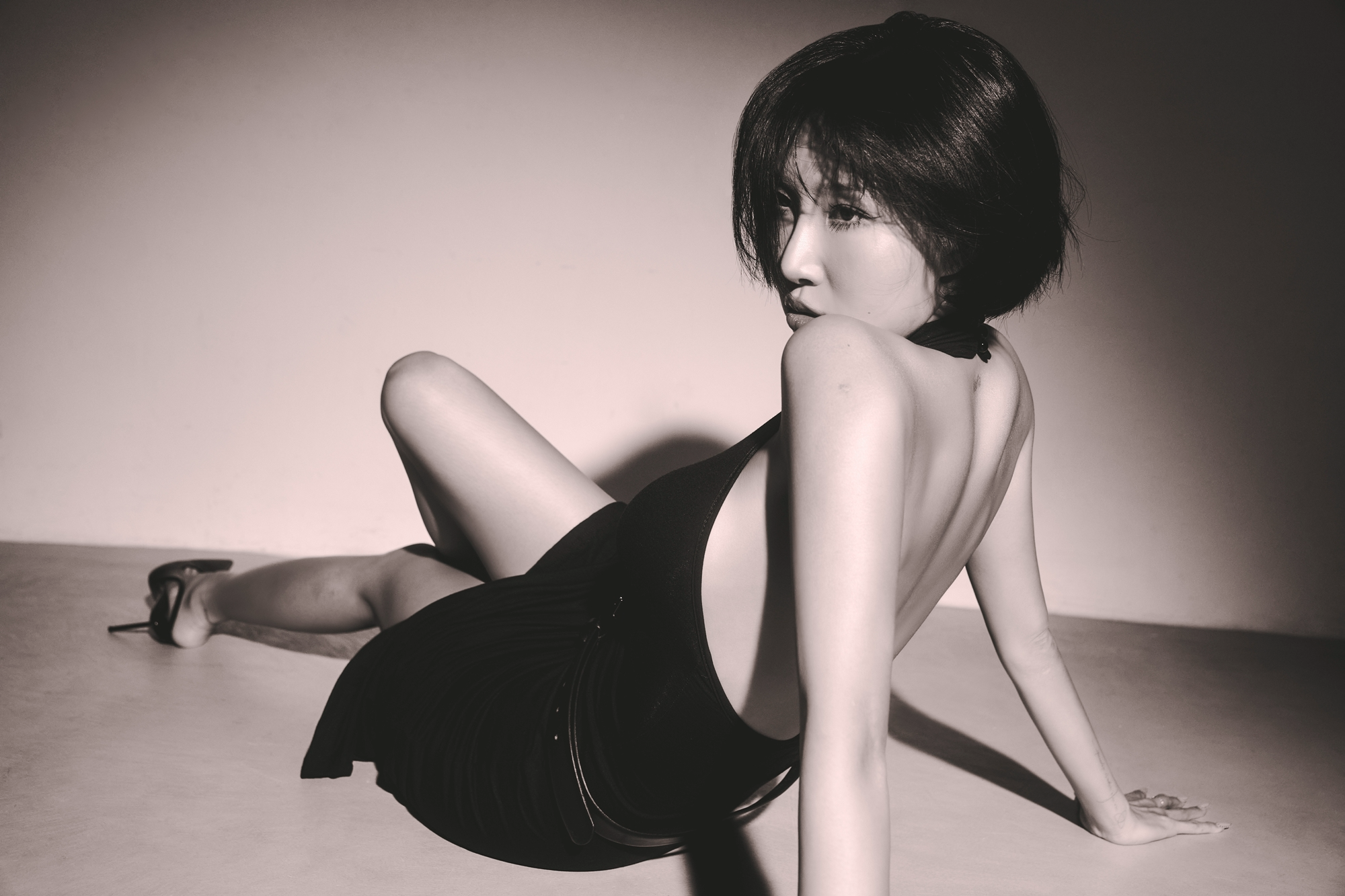 화사, 2026 시즌 그리팅 콘셉트 포토 3종 공개…매혹적인 비주얼로 팬심 저격