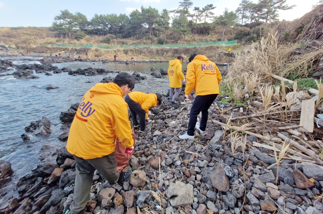 - 하이트진로(대표 김인규)는 지난 8일 제주 조천읍 닭머르해변에서 하이트진로 제주지점과 제주해양경찰청, 제주아라종합사회복지관 관계자 등 50명이 넘는 인원이 동참한 가운데 4분기 해변 환경정화활동을 진행했다.