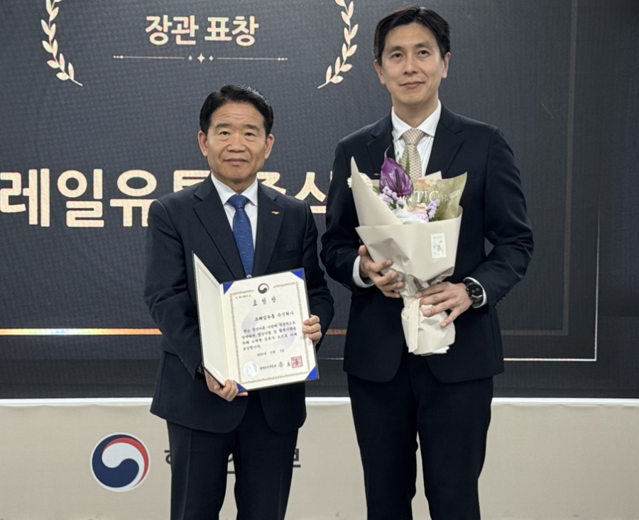 ▲ 코레일유통(좌: 코레일유통 안상덕 유통사업본부장)이 ‘2025년 청년마을 성과공유회’에서 행정안전부 장관상을 수상하고 있다.