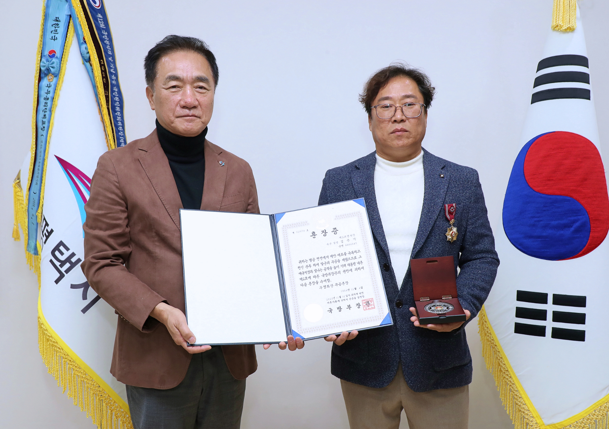 무공훈장 故 김준기 님의 손자에게 훈장 전수 (평택시 제공)