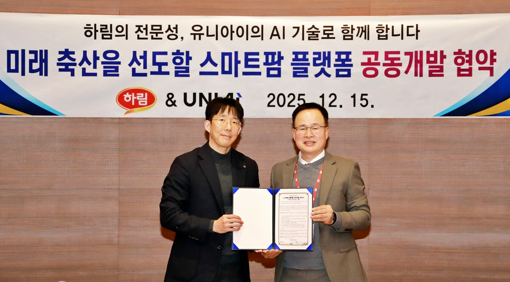 15일 전북 익산시 ㈜하림 본사에서 열린 ‘스마트팜 플랫폼 공동개발 업무협약식’에서 ㈜하림 정호석 대표이사(오른쪽)와 ㈜유니아이 백승환 대표이사(왼쪽)가 협약 체결 후 기념촬영을 하고 있다. 양사는 이번 협약을 통해 사양관리 전문성과 AI 기술을 결합한 지능형 농장 운영 시스템을 공동 개발하기로 했다. 사진=(주)하림 제공