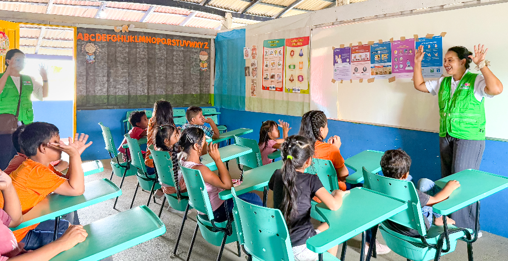 11일(현지시각) 국제위러브유 회원들이 브라질 호라이마주 아마존 원주민마을을 찾아 마을 어린이들에게 올바른 손 씻기 방법을 알려주는 위생교육을 실시하며 아이들의 건강한 미래를 응원했다.