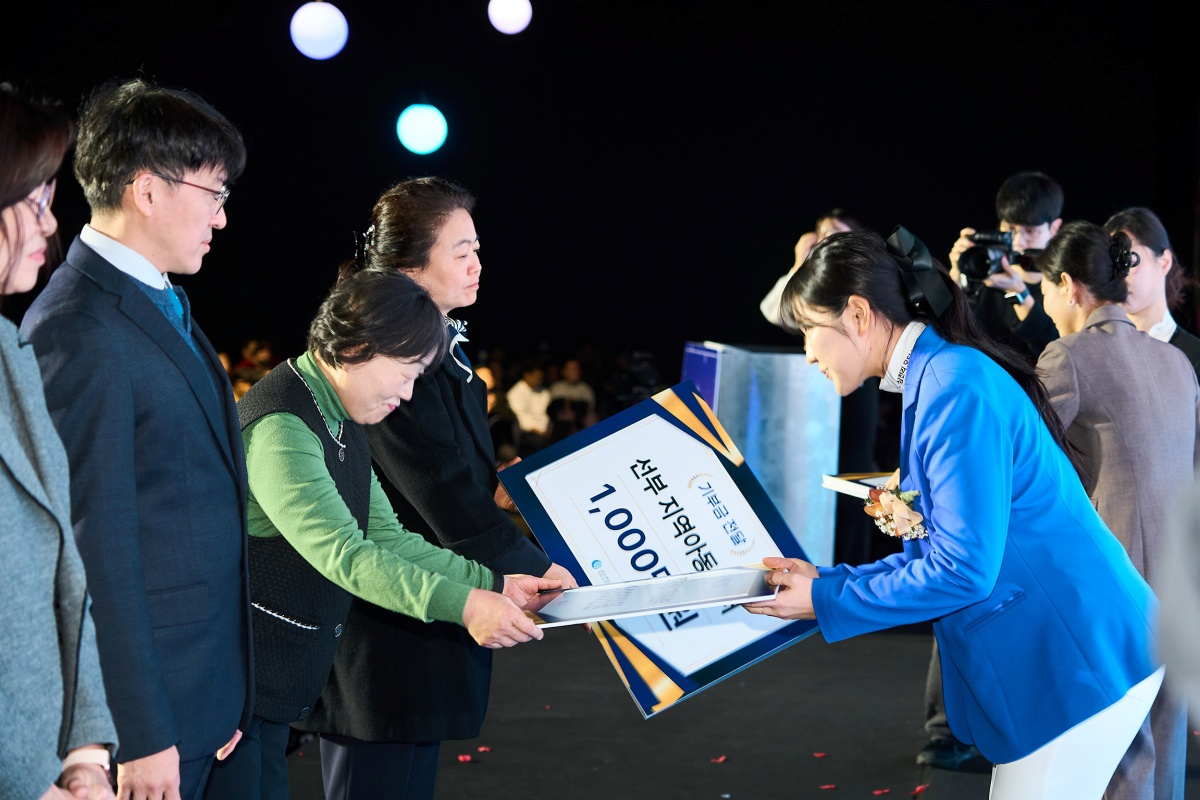삼천리 스포츠단 유현조 프로가 아동양육시설에 여섯 곳에 기부금을 전달하고 있다