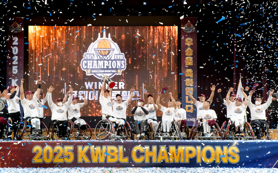 코웨이 블루휠스 휠체어농구단이 ‘2025 KWBL 휠체어농구리그’ 시상식에서 우승컵을 들어올리며 기념사진을 촬영하고 있다.