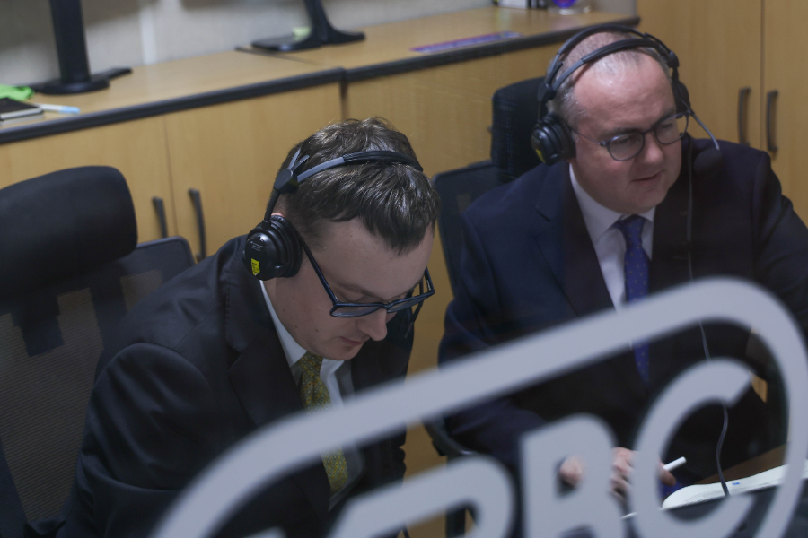 한국마사회 방송센터에서 중계중인 외국인 아나운서_(좌)루크 험프리스 (우)알라스테어 미들턴