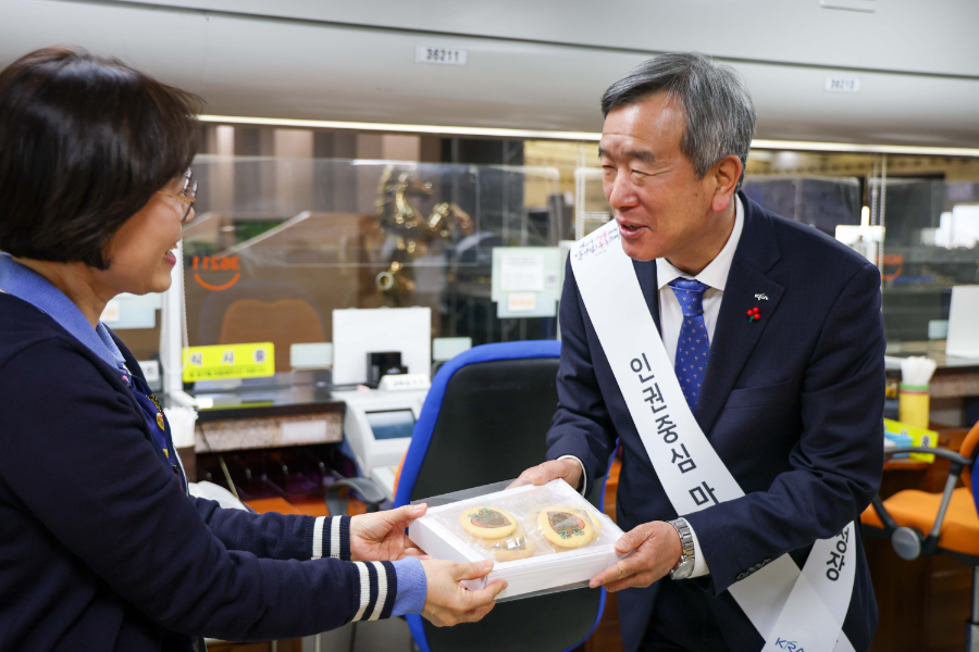 인권존중 캠페인_근무 현장을 방문해 직원들을 격려하는 정기환 회장