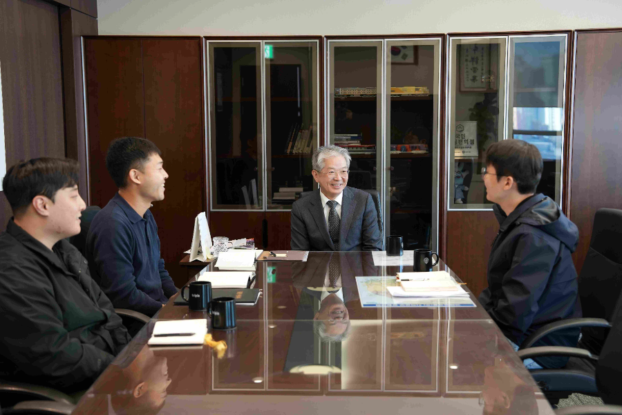 ▲ 코레일유통 박정현 대표가 청년 중역 회의 간담회에서 의견을 나누고 있다.