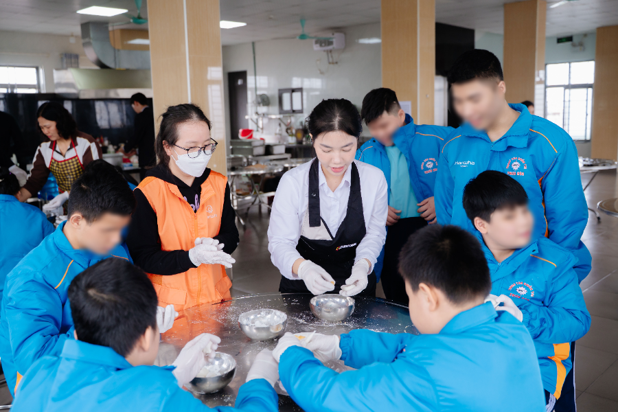 한화비전·아워홈 임직원이 시각장애 아이들과 떡 만들기 체험을 하고 있다.