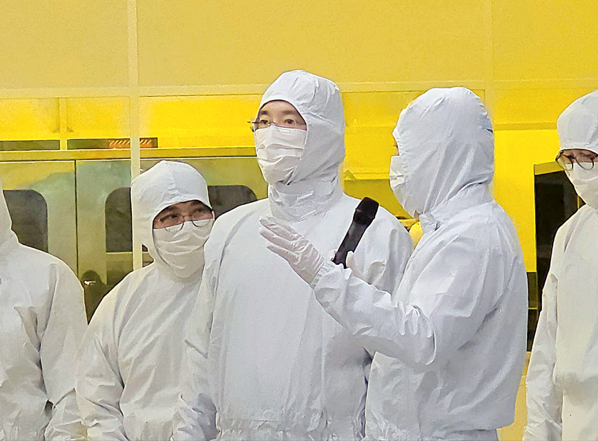 이재용 삼성전자 회장이 22일 삼성전자 기흥캠퍼스 내 첨단 복합 반도체 연구개발(R&D) 센터인 NRD-K 클린룸 시설을 살펴보고 있다.