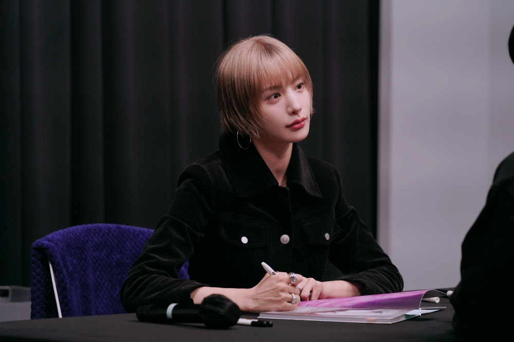 나나, 첫 솔로 앨범 팬사인회 성료…연말 팬 소통 행보 ing