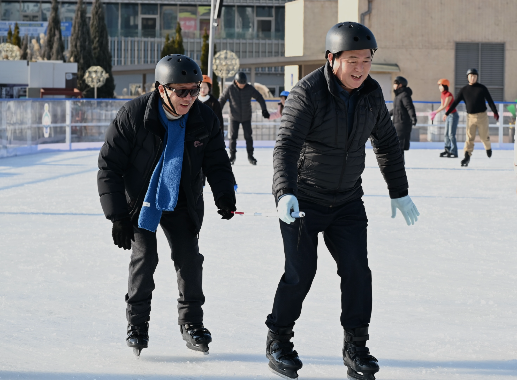 거북섬 스케이트장에서 임병택 시장(오른쪽)과 문광만 지회장(왼쪽)이 스케이트를 타고 있다