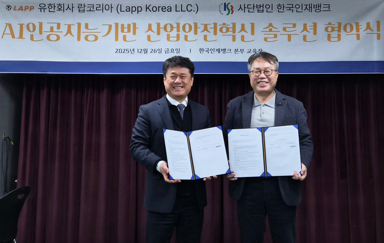 ▲부산에서 진행된 MOU 체결식 사진. 왼쪽부터 랍코리아 황용해 상무, 한국인재뱅크 위국환 이사장. / 사진=(유)랍코리아