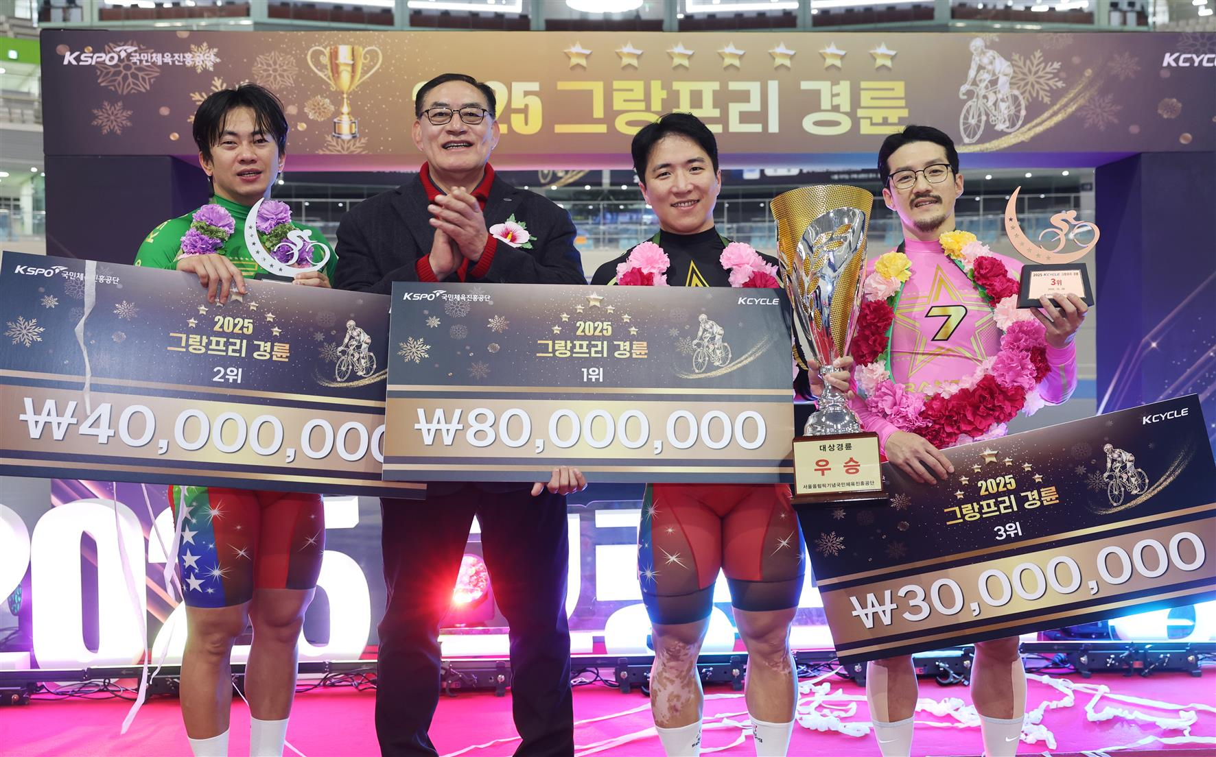 2025 그랑프리 경륜 시상식에서 하형주 서울올림픽국민체육진흥공단 이사장(왼쪽 두 번째)이 입상 선수(1위 임채빈, 2위 정종진, 3위 류재열)들과 함께 기념사진을 촬영하고 있다.