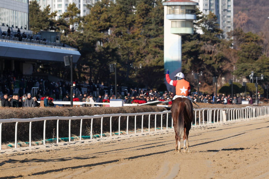 경주 직후 팬들에게 인사건네는 박태종 기수
