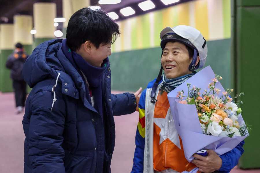 경주 직후, 이신우 조교사(왼쪽)의 축하를 받는 박태종 기수(오른쪽)